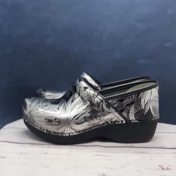NEW Dansko XP 2.0 Metallic Silver Jungle Clogs Size 36 6 - Picture 4 of 10